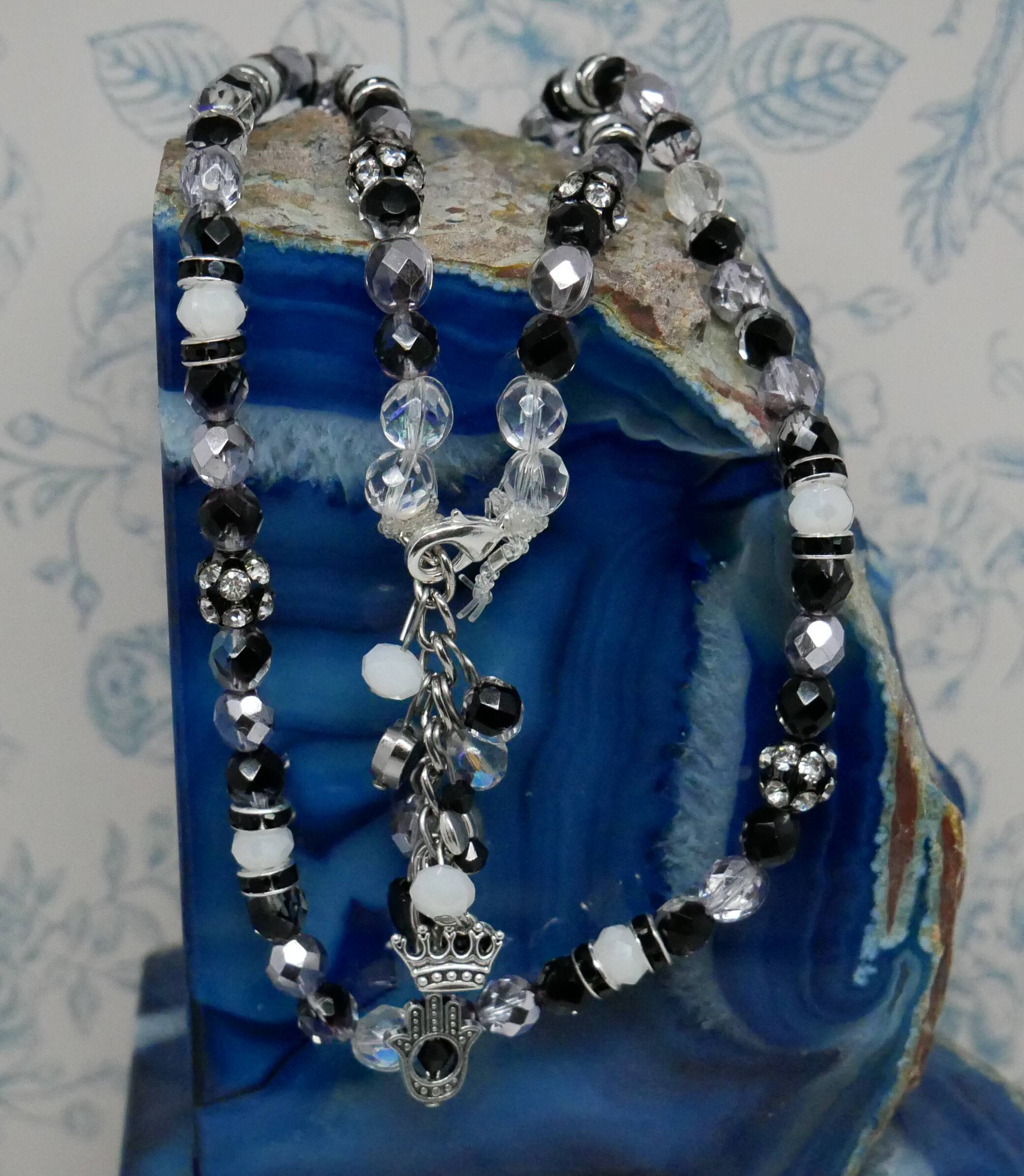 621 LCBW The Black and White Crystal Ball Collection (31 In)